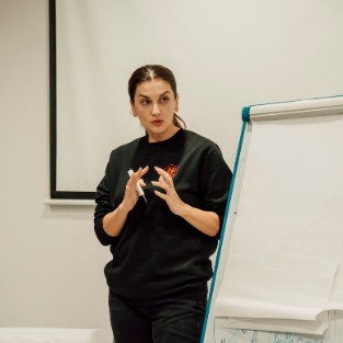 Formateur animant une session de prévention routière en entreprise